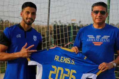 إتحاد طنجة يضم الإسباني أليكسيس سانشيز ويجدد عقده مع أسامة العز