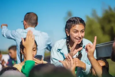 أطفال مقدسيون يعتلون "جبل العلم" بالعرائش