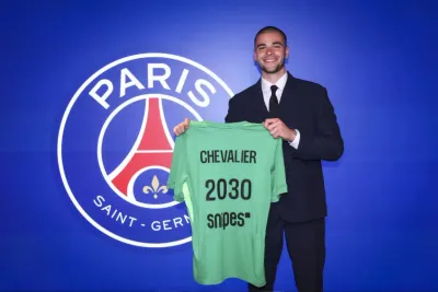 باريس سان جرمان يتعاقد رسميا مع لوكاس شوفالييه