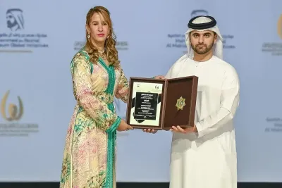 الحكمة المغربية بشرى كربوبي تتسلم جائزة الشيخ محمد راشد للابداع العربي