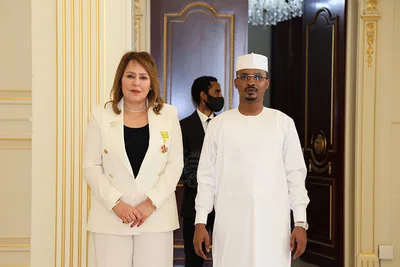 الرئيس التشادي يمنح المغربية بشرى حجيج وساما من درجة ضابط النظام الوطني