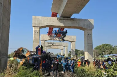 تايلاند .. ارتفاع عدد ضحايا سقوط رافعة للبناء على قطار إلى 31 قتيلا