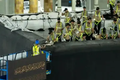 تثبيت كسوة الكعبة الجديدة على الجهات الأربع مع مطلع العام الهجري