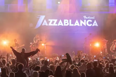 جازابلانكا.. حفل اختتام رائع للدورة 17 يمزج بين إيقاعات الكناوي وموسيقى الفوزين