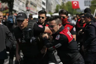 الشرطة التركية تعتقل أربعة مواطنين إيرانيين يشتبه في قيامهم بالتجسس وتزوير وثائق رسمية