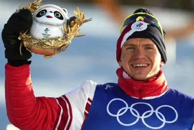 ألكسندر بولشونوف يحرز الذهبية الثالثة في تزلج المسافات الطويلة