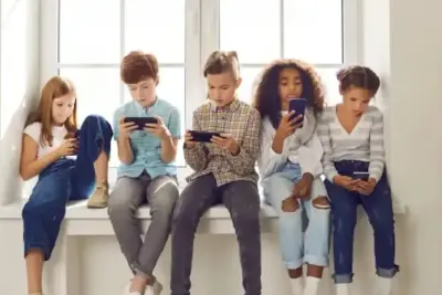 تقرير يدق ناقوس الخطر حول مخاطر الشبكات الاجتماعية على الصحة النفسية للأطفال