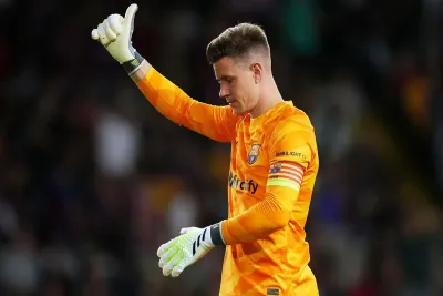 تير شتيغن حارس برشلونة يخضع لعملية جراحية