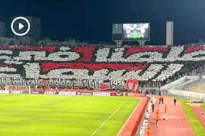 هكذا استقبل جمهور الوداد لاعبي شبيبة القبائل الجزائري: حمر كالدماء علمنا في السماء