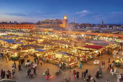 ساحة جامع الفنا بمراكش تشهد حركة سياحية نشطة مع اقتراب احتفالات رأس السنة الجديدة