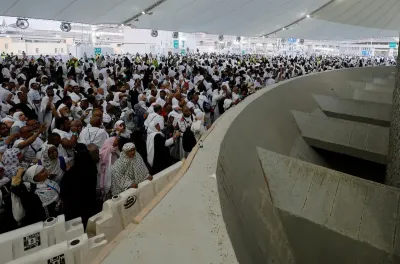 الحجاج يرمون جمرة العقبة الكبرى في مشعر منى