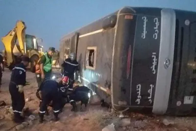 الجزائر : انقلاب حافلة يودي بحياة 10 أشخاص و إصابة آخرين