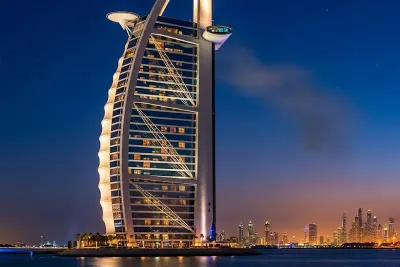 دبي : حريق محدود ببرج العرب إثر اعتراض مسيرة إيرانية