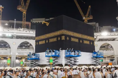 رفع كسوة الكعبة المشرفة استعدادا لموسم الحج 1444ه