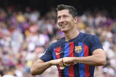 برشلونة يعلن غياب مهاجمه ليفاندوفسكي بسبب الإصابة