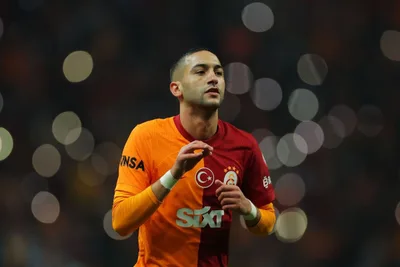 غلطة سراي يعلن إصابة زياش على مستوى الظهر