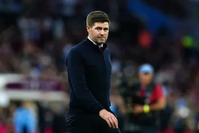 أستون فيلا الانجليزي يقيل مدربه ستيفن جيرارد