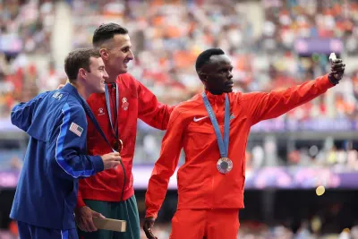 سفيان البقالي يتسلم ذهبية أولمبياد باريس 2024 بحضور نوال المتوكل