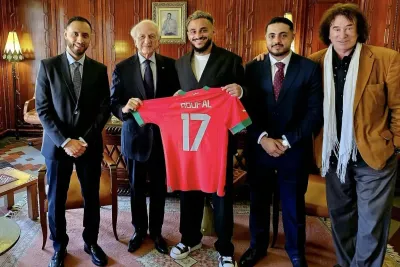 مستشار جلالة الملك أندري أزولاي يستقبل اللاعب سفيان بوفال