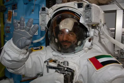 الإماراتي سلطان النيادي أول رائد عربي يسير في الفضاء