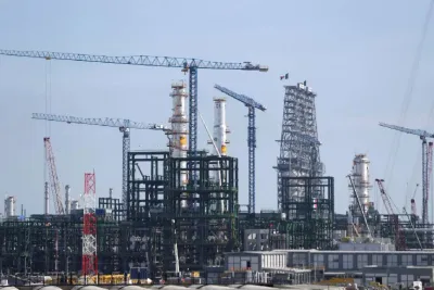 أسعار النفط تتراجع وسط توقعات بزيادة جديدة في إنتاج "أوبك+"