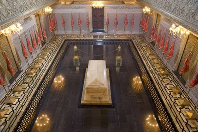 وزير الدفاع الوطني الروماني يزور ضريح محمد الخامس