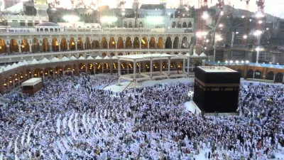 المتعجلون من حجاج بيت الله الحرام يبدؤون برمي الجمرات ويتوجهون للحرم المكي لطواف الوداع