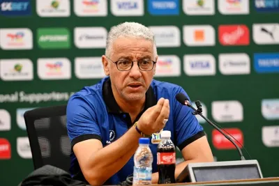الكاف يوقف مدرب منتخب تنزانيا الجزائري عادل عمروش لثماني مباريات
