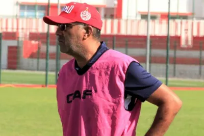 نادي حسنية أكادير ينفي انفصاله عن مدربه عبد الهادي السكتيوي