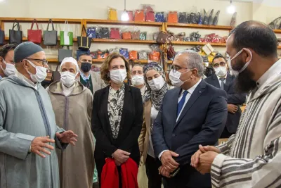 السيدة عمور في زيارة لمجمع الصناعة التقليدية بمراكش