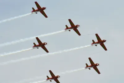 فرقة المسيرة الخضراء للطيران الاستعراضي تقدم عرضاً باهراً بتولوز