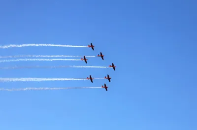 عيد العرش .. فرقة المسيرة الخضراء للطيران الاستعراضي تقدم عرضا جويا مبهرا بسماء المضيق