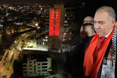 برج تلفزيون فلسطين يتوشح العلم المغربي احتفالا بالأسود