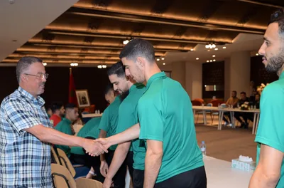 السيد لقجع يستقبل لاعبي وأعضاء المنتخب المغربي داخل القاعة المشارك في كأس العالم أوزبكستان 2024