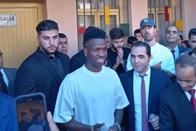 فينيسيوس جونيور يزور مؤسسة تعليمية بمراكش