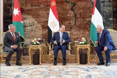 قمة عربية ثلاثية بمصر: حل القضية الفلسطينية خيار استراتيجي وضرورة إقليمية ودولية