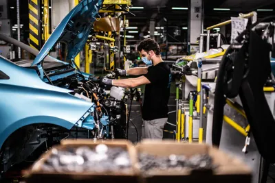 قتلى وجرحى في تفجير انتحاري بمطار كابل