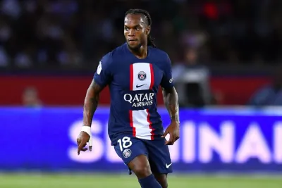 كرة القدم... باريس سان جيرمان يعلن إعارة ريناتو سانشيز إلى باناثينايكوس اليوناني