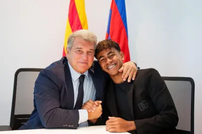 لامين يامال يجدد عقده مع برشلونة