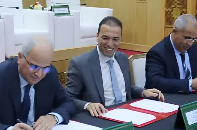 التوقيع على اتفاقية إطار بين قطاع الصناعة التقليدية وبريد المغرب والغرف المهنية لإطلاق برنامج مندمج لدعم القطاع ورقمنة خدماته
