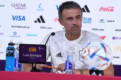 الاتحاد الإسباني يقيل المدرب لويس إنريكي