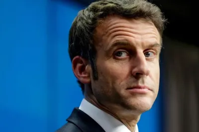 ماكرون يعتمد مشروع إصلاح التقاعد دون تصويت الجمعية الوطنية