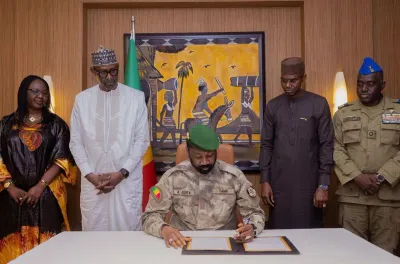 مالي وبوركينا فاسو والنيجر توقع تحالفا للدفاع المشترك