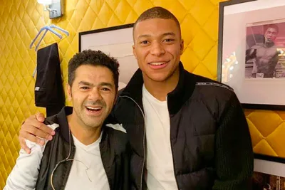 مبابي يدعم صديقه في مقر منتخب المغرب قبل مواجهة إسبانيا (فيديو)