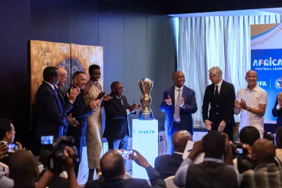 الكاف يكشف عن مجسم كأس السوبرليغ الافريقي