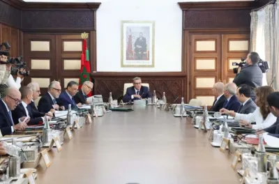 مجلس الحكومة يصادق على ثلاثة مشاريع مراسيم تتعلق بالقرارات الإدارية