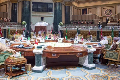 دول الخليج تدعو إلى حل سلمي والالتزام بمبادئ القانون الدولي