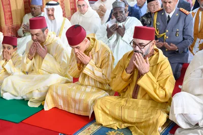 أمير المؤمنين يؤدي صلاة عيد الفطر بالمسجد المحمدي بالدار البيضاء ويتقبل التهاني بهذه المناسبة السعيدة