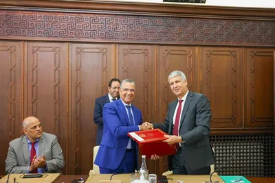 عزيز أخنوش يترأس حفل توقيع شراكة تتعلق بإحداث محطة لتحلية مياه البحر ومزرعة ريحية بالداخلة