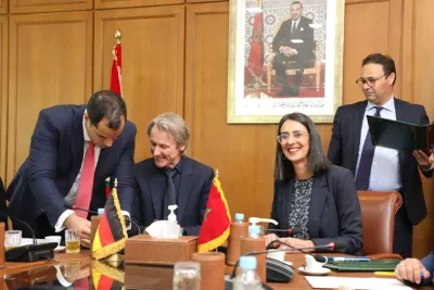 السيدة نادية فتاح توقع عقدي تمويل مع مدير مكتب بنك الائتمان لإعادة الإعمار